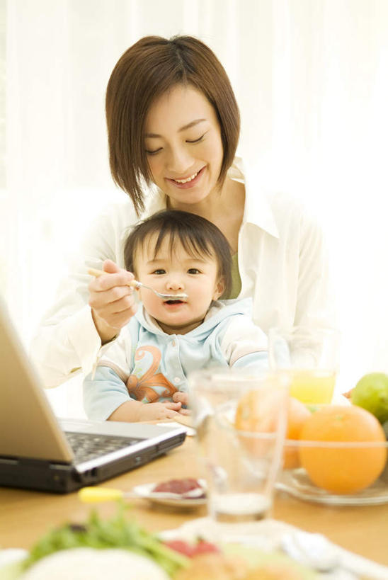 东方人,儿童,头发,两个人,家庭,母亲,女儿,客厅,坐,笑,摸,吃,微笑,露齿笑,竖图,室内,白天,正面,纯洁,电脑,笔记本电脑,窗户,窗帘,落地窗,柠檬,餐具,水果,亚洲,抚摸,握,阴影,条纹,服装,新鲜,光线,网络,纹路,碟子,盘,影子,生食,食品,果实,拿,拿着,注视,休闲装,黄种人,通讯设备,玻璃窗,食物,小孩,衣服,黄色,白色,黑色,阳光,盘子,碟,低头,观察,看,张嘴,休闲,温暖,温馨,母女,一家人,休闲服,可爱,母爱,童年,童趣,握着,服饰,有机食品,绿色食品,观看,一台,和睦,察看,无线,起居室,关注,通信设备,无线网络,张大嘴巴,无线上网,便携式电脑,童真,烂漫,无邪,天真,手提电脑,年轻女性,女孩,女人,女性,亚洲人,孩子,年轻人,张开嘴,益母果,柠果,触摸,接触,嚼,食,坐着,半身,彩图,融洽,女生