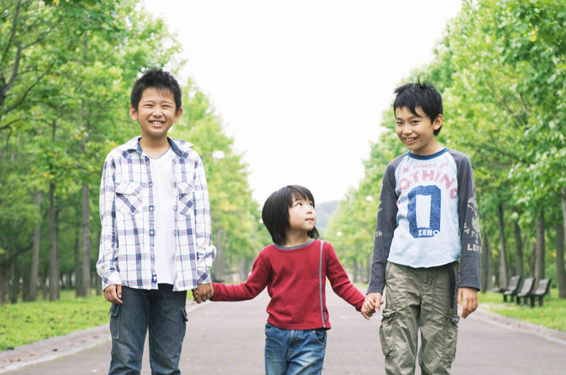 东方人,儿童,头发,三个人,伙伴,朋友,站,握手,笑,摸,微笑,露齿笑,横图,室外,白天,正面,友谊,纯洁,成功,合作,团队,集体,信心,草地,草坪,植物,道路,路,亚洲,一排,抚摸,阴影,服装,整齐,光线,方格,影子,小路,交通,扭头,注视,休闲装,黄种人,队伍,草,树,树木,排列,小孩,衣服,红色,蓝色,绿色,黑色,蓝天,天空,阳光,自然,天,观察,看,站着,转头,休闲,休闲服,可爱,童年,童趣,服饰,乡间小路,生长,成长,观看,察看,成就,队列,关注,合伙,童真,烂漫,无邪,天真,友情,男孩,男人,男性,女孩,女人,女性,亚洲人,触摸,接触,拉手,手拉手,手握手,抬头,仰头,站立,半身,彩图,男生,女生