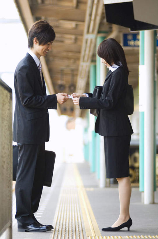 东方人,头发,两个人,伙伴,朋友,商务人士,商务男性,商务女性,站,笑,摸,微笑,露齿笑,竖图,室外,白天,侧面,衬衫,友谊,地铁,亚洲,抚摸,握,阴影,套装,光线,包,瓷砖,地砖,皮包,影子,墙,屋檐,地铁站,地面,轨道交通,拿,拎,拿着,注视,黄种人,檐,相视,墙壁,墙面,一个,黑色,阳光,观察,看,站着,面对面,握着,单个,观看,对视,单肩包,察看,关注,相对,商务装,工薪阶层,相看,友情,男人,男性,年轻男性,年轻女性,女人,女性,亚洲人,白领,上班族,触摸,接触,站立,彩图,全身,衬衣,地铁机动车,地下铁,轻轨,拎着