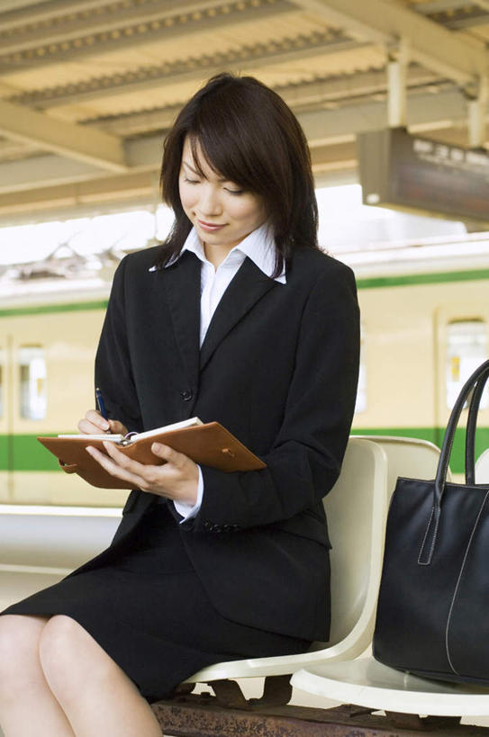 东方人,一个人,商务人士,商务女性,坐,捧,笑,摸,微笑,露齿笑,竖图,室外,白天,正面,旅游,度假,窗户,地铁,椅子,亚洲,仅一个年轻女性,仅一个女性,仅一个人,一排,抚摸,握,阴影,套装,整齐,光线,包,皮包,影子,墙,屋檐,地铁站,记事本,轨道交通,拿,拿着,注视,黄种人,娱乐,檐,玻璃窗,墙壁,墙面,排列,阳光,本子,笔记本,低头,观察,看,靠,靠着,倚靠,享受,休闲,放松,握着,观看,单肩包,察看,倚着,队列,关注,商务装,工薪阶层,年轻女性,女人,女性,亚洲人,白领,上班族,触摸,端,端着,接触,捧着,手捧,坐着,半身,彩图,地铁机动车,地下铁,轻轨