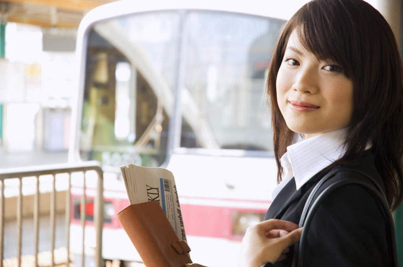 东方人,头发,一个人,商务人士,商务女性,栏杆,站,笑,摸,微笑,露齿笑,横图,室外,白天,侧面,衬衫,旅游,度假,窗户,地铁,报纸,亚洲,仅一个年轻女性,仅一个女性,仅一个人,抚摸,握,阴影,套装,光线,信息,影子,墙,地铁站,围栏,记事本,轨道交通,拿,拿着,扭头,注视,黄种人,娱乐,护栏,玻璃窗,墙壁,墙面,黑色,阳光,本子,笔记本,观察,看,站着,转头,享受,休闲,放松,握着,观看,新闻,察看,关注,商务装,工薪阶层,年轻女性,女人,女性,亚洲人,白领,上班族,触摸,接触,站立,半身,彩图,衬衣,地铁机动车,地下铁,轻轨,报刊