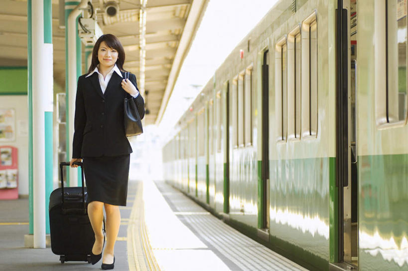 东方人,背,头发,一个人,商务人士,商务女性,站,走,笑,摸,微笑,露齿笑,横图,室外,白天,正面,衬衫,旅游,度假,窗户,地铁,亚洲,仅一个年轻女性,仅一个女性,仅一个人,一排,抚摸,阴影,套装,整齐,光线,包,瓷砖,地砖,拉杆箱,旅行箱,皮包,影子,墙,地铁站,地面,轨道交通,注视,黄种人,娱乐,玻璃窗,墙壁,墙面,排列,黑色,阳光,行李箱,箱子,背着,观察,看,站着,享受,休闲,放松,观看,出差,单肩包,察看,队列,关注,商务装,工薪阶层,年轻女性,女人,女性,亚洲人,白领,上班族,步行,触摸,接触,散步,站立,走路,彩图,全身,衬衣,旅行,地铁机动车,地下铁,轻轨