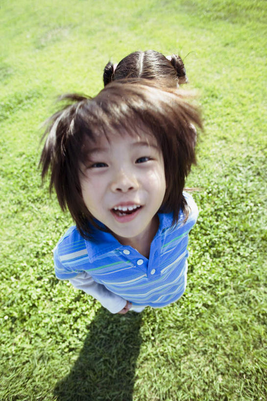 东方人,儿童,头发,两个人,伙伴,朋友,站,握手,笑,摸,微笑,露齿笑,竖图,俯视,室外,白天,友谊,纯洁,草地,草坪,植物,亚洲,抚摸,阴影,服装,光线,影子,注视,休闲装,黄种人,草,小孩,衣服,蓝色,绿色,黑色,阳光,观察,看,站着,休闲,休闲服,可爱,童年,童趣,服饰,观看,察看,关注,童真,烂漫,无邪,天真,友情,男孩,男人,男性,女孩,女人,女性,亚洲人,触摸,接触,拉手,手拉手,手握手,抬头,仰头,站立,彩图,高角度拍摄,全身,男生,女生