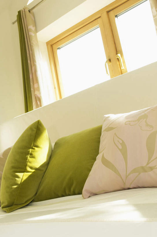 无人,客厅,竖图,室内,白天,仰视,旅游,度假,窗户,窗帘,靠垫,沙发,一排,阴影,整齐,光线,方格,影子,墙,靠枕,娱乐,玻璃窗,墙壁,墙面,排列,三个,绿色,白色,阳光,垫子,枕头,享受,休闲,放松,起居室,队列,布艺沙发,彩图,低角度拍摄