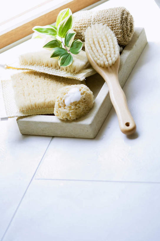 无人,竖图,俯视,室内,白天,化妆,美容,叶子,一排,一条,许多,护肤,阴影,整齐,光线,瓷砖,地砖,碟子,方格,海绵,盘,影子,绿叶,地面,排列,阳光,盘子,化妆品,肥皂,碟,毛巾,香皂,日用品,洗浴用品,清洁,保养,享受,休闲,嫩叶,放松,保健,护肤品,队列,舒缓,养颜,洗脸海绵,洗脸扑,洗脸绵,去污,紧肤,嫩肤,叶,叶片,洗涤,彩图,高角度拍摄