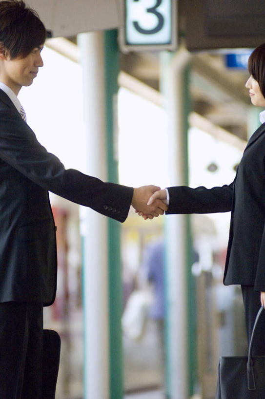 东方人,头发,两个人,伙伴,朋友,商务人士,商务男性,商务女性,站,握手,笑,摸,微笑,露齿笑,竖图,室外,白天,侧面,衬衫,友谊,合作,团队,地铁,亚洲,抚摸,阴影,套装,朦胧,模糊,光线,包,标志,瓷砖,地砖,皮包,数字,文字,影子,字符,墙,地铁站,领带,地面,轨道交通,拎,注视,黄种人,标识,相视,墙壁,墙面,两个,黑色,阳光,观察,看,站着,面对面,战略,阿拉伯数字,观看,对视,单肩包,察看,关注,相对,商务装,工薪阶层,相看,联合,合谋,配合,协作,友情,男人,男性,年轻男性,年轻女性,女人,女性,亚洲人,白领,上班族,搀手,触摸,接触,拉手,手搀手,手拉手,手牵手,手握手,站立,半身,彩图,衬衣,地铁机动车,地下铁,轻轨,拎着