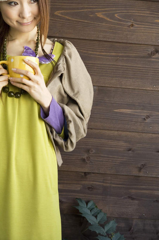 东方人,头发,一个人,站,捧,摸,竖图,室外,白天,正面,植物,杯子,亚洲,仅一个年轻女性,仅一个女性,仅一个人,抚摸,握,阴影,条纹,服装,光线,纹路,木制,瓷器,盆栽,影子,墙,咖啡杯,盆景,陶瓷制品,拿,拿着,扭头,注视,休闲装,黄种人,墙壁,墙面,一个,衣服,黄色,绿色,阳光,自然,木制品,观察,看,靠,靠着,倚靠,站着,转头,休闲,休闲服,橙色,握着,服饰,生长,单个,成长,观看,察看,倚着,关注,瓷杯,年轻女性,女人,女性,亚洲人,触摸,端,端着,接触,捧着,手捧,站立,半身,彩图