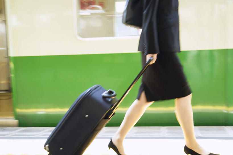 东方人,背,一个人,商务人士,商务女性,站,走,摸,横图,室外,白天,侧面,旅游,度假,地铁,亚洲,仅一个年轻女性,仅一个女性,仅一个人,抚摸,阴影,套装,朦胧,模糊,光线,包,拉杆箱,旅行箱,皮包,影子,墙,地铁站,轨道交通,拎,黄种人,娱乐,墙壁,墙面,一个,绿色,阳光,行李箱,箱子,背着,站着,享受,休闲,放松,单个,出差,单肩包,商务装,工薪阶层,年轻女性,女人,女性,亚洲人,白领,上班族,步行,触摸,接触,散步,站立,走路,半身,彩图,旅行,地铁机动车,地下铁,轻轨,拎着