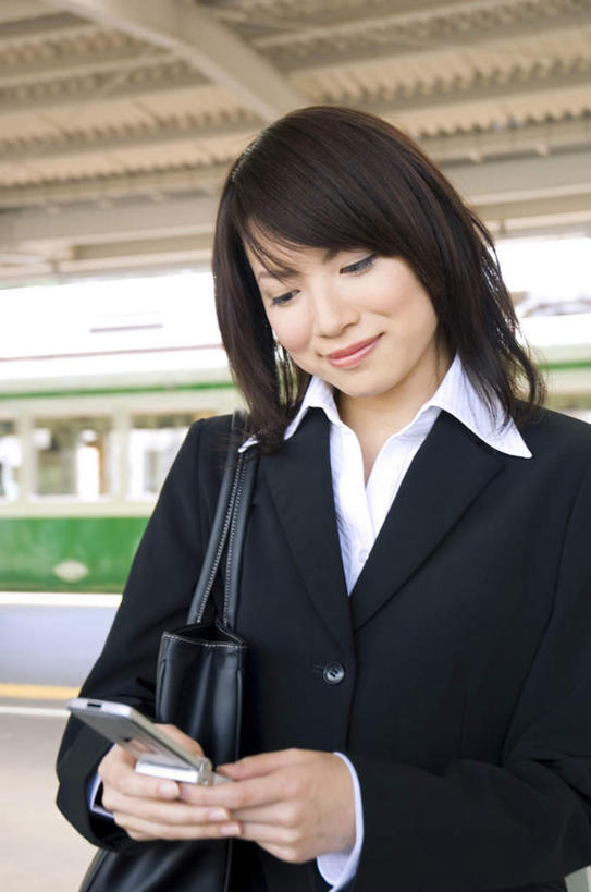 东方人,头发,一个人,商务人士,商务女性,站,笑,摸,打电话,微笑,露齿笑,竖图,室外,白天,正面,衬衫,旅游,度假,地铁,电话,手机,亚洲,仅一个年轻女性,仅一个女性,仅一个人,抚摸,敲打,握,阴影,套装,光线,包,皮包,影子,墙,屋檐,地铁站,领带,轨道交通,拿,拿着,注视,黄种人,娱乐,输入,通讯设备,檐,墙壁,墙面,一个,黑色,阳光,打字,低头,观察,看,站着,享受,休闲,放松,握着,单个,观看,点击,敲击,单肩包,察看,关注,商务装,工薪阶层,交流,按键,年轻女性,女人,女性,亚洲人,白领,上班族,触摸,沟通,接触,通话,站立,半身,彩图,衬衣,地铁机动车,地下铁,轻轨