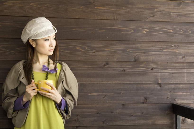 东方人,一个人,站,捧,笑,摸,微笑,露齿笑,横图,室内,白天,正面,杯子,帽子,亚洲,仅一个年轻女性,仅一个女性,仅一个人,一排,抚摸,握,阴影,条纹,服装,整齐,光线,木制,瓷器,木头,影子,墙,咖啡杯,陶瓷制品,拿,拿着,扭头,注视,休闲装,黄种人,墙壁,墙面,排列,一个,衣服,黄色,阳光,木制品,观察,看,靠,靠着,倚靠,站着,转头,休闲,休闲服,握着,服饰,单个,观看,察看,倚着,队列,关注,瓷杯,一顶,年轻女性,女人,女性,亚洲人,触摸,端,端着,接触,捧着,手捧,站立,半身,彩图