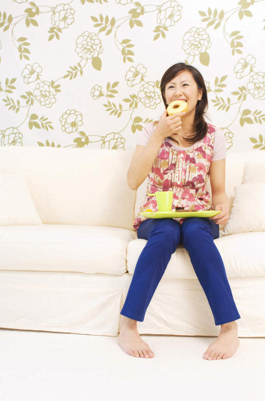 点心,东方人,一个人,客厅,坐,笑,摸,吃,微笑,露齿笑,竖图,室内,白天,正面,下午茶,沙发,杯子,餐具,亚洲,仅一个年轻女性,仅一个女性,仅一个人,抚摸,握,花纹,服装,裤子,瓷器,碟子,盘,图案,斑点,墙,食品,咖啡杯,陶瓷制品,拿,拿着,注视,休闲装,黄种人,墙壁,墙面,食物,糕点,衣服,蓝色,盘子,碟,观察,看,靠,靠着,倚靠,张嘴,休闲,赤脚,休闲服,握着,服饰,观看,察看,起居室,倚着,关注,瓷杯,张大嘴巴,布艺沙发,年轻女性,女人,女性,亚洲人,张开嘴,触摸,接触,嚼,食,坐着,彩图,全身,蛋糕