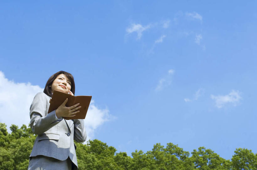 东方人,一个人,商务人士,商务女性,站,捧,笑,摸,微笑,露齿笑,横图,室外,白天,仰视,衬衫,旅游,度假,草地,草坪,植物,亚洲,仅一个年轻女性,仅一个女性,仅一个人,抚摸,握,阴影,套装,光线,影子,云,云朵,记事本,拿,云彩,拿着,注视,黄种人,娱乐,草,树,树木,一个,蓝色,绿色,白云,蓝天,天空,阳光,自然,本子,笔记本,天,观察,看,站着,享受,休闲,放松,握着,生长,单个,成长,观看,察看,关注,商务装,工薪阶层,年轻女性,女人,女性,亚洲人,白领,上班族,触摸,端,端着,接触,捧着,手捧,站立,半身,彩图,低角度拍摄,衬衣