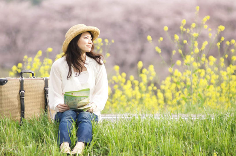 东方人,一个人,走,笑,微笑,露齿笑,横图,室外,白天,正面,旅游,度假,草地,草坪,植物,道路,路,樱花,地图,帽子,亚洲,仅一个年轻女性,仅一个女性,仅一个人,一张,许多,握,盛开,信息,包,皮包,小路,交通,拿,花蕾,拿着,扭头,注视,黄种人,方向,娱乐,草,花,花瓣,花朵,鲜花,树,树木,一个,粉色,黄色,绿色,自然,遮阳帽,花苞,花蕊,油菜花,观察,看,转头,享受,休闲,放松,握着,乡间小路,生长,单个,成长,观看,引导,指引,单肩包,察看,关注,仙樱花,福岛樱,青肤樱,一顶,年轻女性,女人,女性,亚洲人,荆桃,步行,散步,走路,彩图,全身,导航