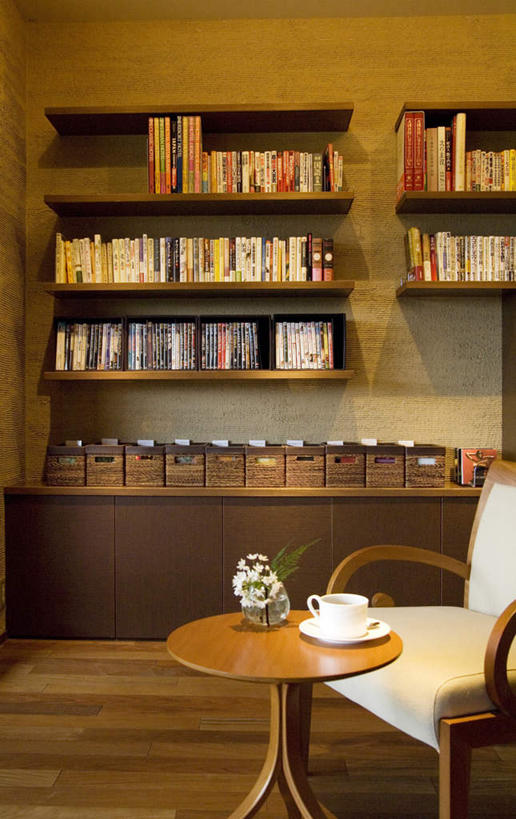 无人,家,竖图,室内,白天,正面,地板,柜子,家具,书房,装修,桌子,建筑,杯子,餐具,书籍,椅子,一排,许多,阴影,整齐,装饰,盛开,光线,材料,瓷器,档案,碟子,盘,文件,影子,办公桌,房屋,木椅,墙,屋子,公寓,咖啡杯,陶瓷制品,地面,古典,花蕾,建设,装潢,洋房,楼房,木地板,墙壁,墙面,住宅,花,花瓣,花朵,鲜花,排列,白色,阳光,盘子,资料,碟,室内装潢,花苞,花蕊,中式,明亮,舒适,家居装潢,队列,文档,瓷杯,房屋设计,档案柜,室内设计,宽敞,样板房装潢,设计,书,图书,彩图,房子