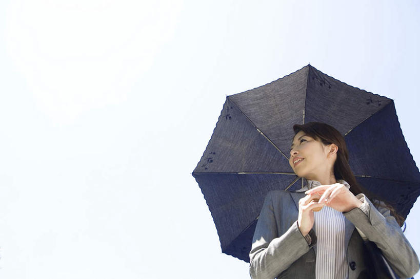 东方人,头发,一个人,商务人士,商务女性,站,举,笑,摸,微笑,露齿笑,横图,室外,白天,仰视,衬衫,旅游,度假,亚洲,仅一个年轻女性,仅一个女性,仅一个人,一把,抚摸,握,阴影,条纹,套装,光线,伞,影子,雨伞,遮阳伞,云,云朵,褐色,拿,云彩,拿着,扭头,注视,黄种人,娱乐,阳伞,蓝色,黑色,白云,蓝天,天空,阳光,天,观察,看,托,站着,转头,享受,休闲,放松,握着,观看,察看,关注,商务装,工薪阶层,年轻女性,女人,女性,亚洲人,白领,上班族,触摸,接触,举起,举手,举着,向上举,向上伸,向上托,站立,半身,彩图,低角度拍摄,衬衣
