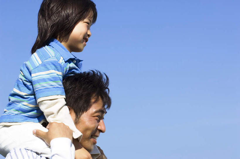 东方人,儿童,背,头发,两个人,家庭,父亲,儿子,站,坐,举,笑,摸,微笑,露齿笑,横图,室外,白天,侧面,纯洁,亚洲,抚摸,阴影,条纹,服装,光线,影子,注视,休闲装,黄种人,小孩,衣服,蓝色,黑色,蓝天,天空,阳光,天,背着,观察,看,托,站着,休闲,温暖,温馨,父子,一家人,休闲服,父爱,可爱,童年,童趣,服饰,晴朗,观看,和睦,察看,关注,童真,烂漫,无邪,万里无云,天真,男孩,男人,男性,年轻男性,亚洲人,孩子,年轻人,晴空,晴空万里,触摸,接触,举起,举手,举着,向上举,向上伸,向上托,站立,坐着,半身,彩图,融洽,男生