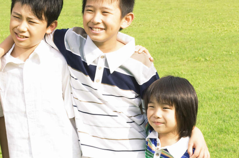 东方人,儿童,头发,三个人,伙伴,朋友,站,抱,笑,摸,微笑,露齿笑,横图,俯视,室外,白天,友谊,纯洁,成功,合作,团队,集体,信心,草地,草坪,植物,亚洲,一排,抚摸,阴影,条纹,服装,整齐,光线,影子,注视,休闲装,黄种人,队伍,草,排列,小孩,衣服,绿色,白色,黑色,阳光,观察,看,站着,休闲,休闲服,可爱,童年,童趣,服饰,抱着,观看,察看,搂着,成就,队列,关注,合伙,童真,烂漫,无邪,天真,友情,男孩,男人,男性,亚洲人,触摸,接触,搂,搂抱,站立,半身,彩图,高角度拍摄,男生