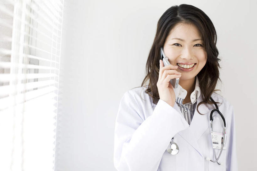 东方人,头发,一个人,商务人士,商务女性,站,举,笑,摸,打电话,微笑,露齿笑,横图,室内,白天,正面,衬衫,窗户,窗帘,电话,手机,亚洲,仅一个年轻女性,仅一个女性,仅一个人,抚摸,握,套装,墙,拿,听,拿着,注视,黄种人,通讯设备,玻璃窗,墙壁,墙面,白色,黑色,观察,看,托,站着,百叶帘,握着,观看,察看,关注,商务装,工薪阶层,交流,年轻女性,女人,女性,亚洲人,卷发,白领,上班族,触摸,沟通,接触,举起,举手,举着,通话,向上举,向上伸,向上托,站立,半身,彩图,衬衣