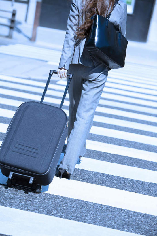 东方人,一个人,商务人士,商务女性,站,走,竖图,室外,白天,衬衫,旅游,度假,道路,路,人行横道,公路,亚洲,仅一个年轻女性,仅一个女性,仅一个人,套装,包,拉杆箱,旅行箱,皮包,人行道,交通,拎,注视,黄种人,娱乐,一个,背面,行李箱,箱子,观察,看,站着,享受,休闲,放松,单个,观看,出差,单肩包,察看,关注,人行横道线,商务装,工薪阶层,年轻女性,女人,女性,亚洲人,白领,上班族,斑马线,马路,步行,散步,站立,走路,半身,彩图,衬衣,旅行,拎着