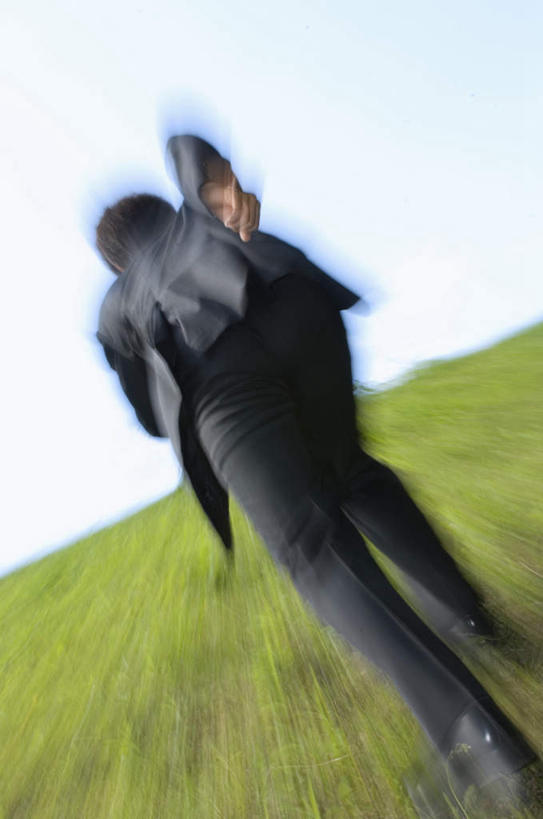 东方人,一个人,商务人士,商务男性,站,跑,竖图,室外,白天,仰视,衬衫,锻炼,运动,草地,草坪,植物,亚洲,仅一个男性,仅一个人,阴影,套装,朦胧,模糊,光线,影子,领带,抬腿,黄种人,草,仅一个年轻男性,蓝色,绿色,蓝天,天空,阳光,天,站着,抬手,商务装,工薪阶层,体育,男人,男性,年轻男性,亚洲人,白领,上班族,跑步,站立,半身,彩图,低角度拍摄,衬衣,健身