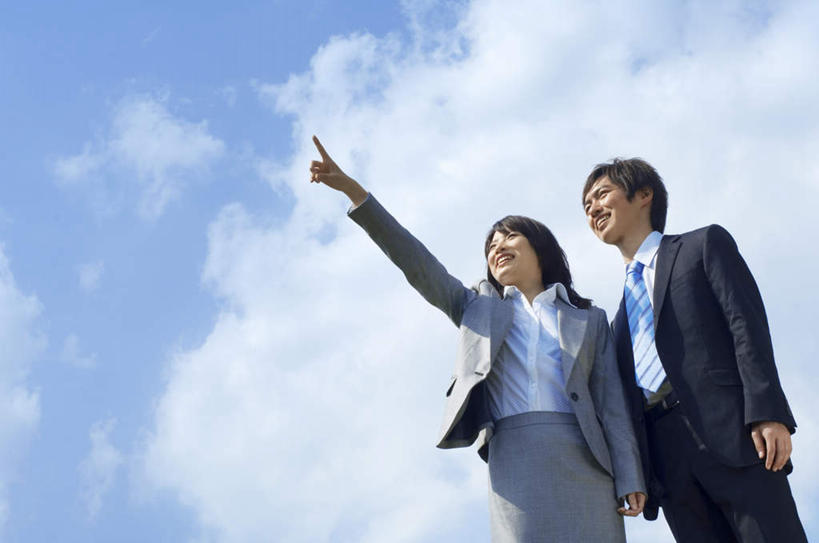 东方人,两个人,伙伴,朋友,商务人士,商务男性,商务女性,站,举,笑,微笑,露齿笑,横图,室外,白天,仰视,衬衫,友谊,亚洲,指,阴影,套装,光线,影子,云,云朵,领带,云彩,注视,黄种人,方向,蓝色,白云,蓝天,天空,阳光,天,观察,看,手势,托,站着,观看,察看,指向,食指,关注,商务装,工薪阶层,友情,男人,男性,年轻男性,年轻女性,女人,女性,亚洲人,白领,上班族,举起,举手,举着,向上举,向上伸,向上托,站立,半身,彩图,低角度拍摄,衬衣