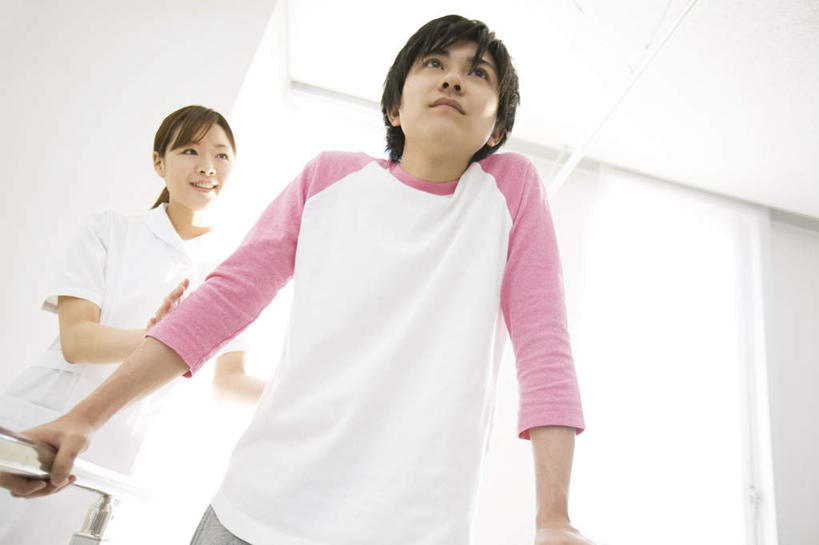 东方人,头发,两个人,医生,医院,站,摸,横图,室内,白天,仰视,窗户,窗帘,亚洲,抚摸,阴影,服装,光线,影子,墙,注视,休闲装,黄种人,玻璃窗,墙壁,墙面,衣服,粉色,白色,黑色,阳光,扶,观察,看,站着,医护人员,医疗人员,休闲,休闲服,服饰,观看,察看,白大褂,关注,医疗机构,男人,男性,年轻男性,年轻女性,女人,女性,亚洲人,大夫,触摸,接触,站立,半身,彩图,低角度拍摄,病院,诊所