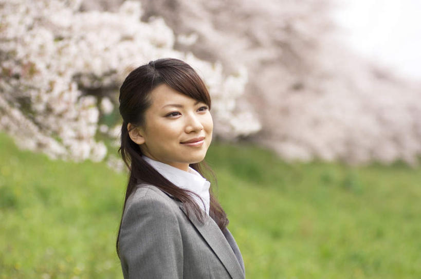东方人,头发,一个人,商务人士,商务女性,站,笑,微笑,露齿笑,横图,室外,白天,侧面,衬衫,旅游,度假,草地,草坪,植物,樱花,亚洲,仅一个年轻女性,仅一个女性,仅一个人,阴影,套装,朦胧,模糊,盛开,光线,影子,云,云朵,褐色,花蕾,云彩,扭头,注视,黄种人,娱乐,草,花,花瓣,花朵,鲜花,树,树木,粉色,蓝色,绿色,白云,蓝天,天空,阳光,自然,天,花苞,花蕊,观察,看,站着,转头,享受,休闲,放松,生长,成长,观看,察看,关注,商务装,工薪阶层,仙樱花,福岛樱,青肤樱,年轻女性,女人,女性,亚洲人,白领,上班族,荆桃,站立,半身,彩图,衬衣