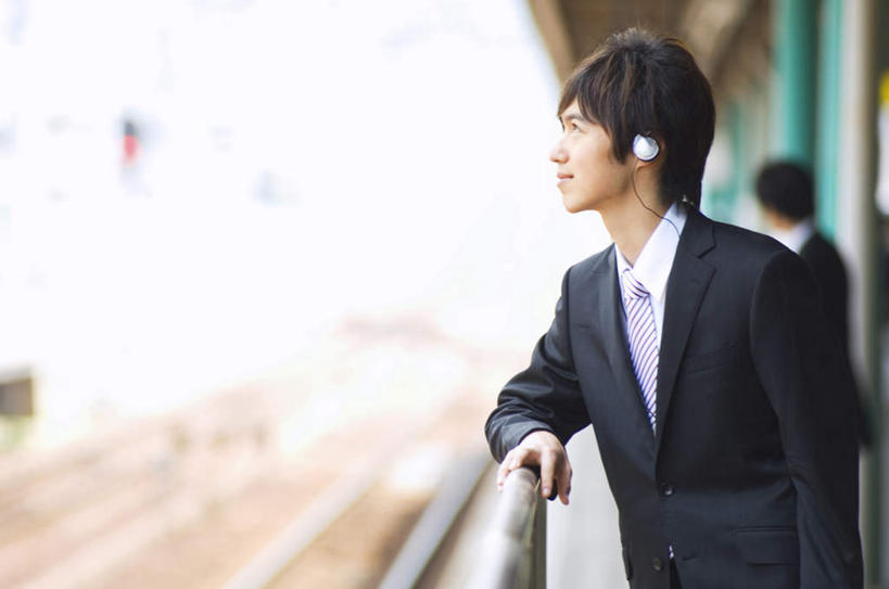 东方人,两个人,商务人士,商务男性,家,栏杆,站,笑,摸,微笑,露齿笑,横图,室外,白天,侧面,衬衫,快乐,满意,幸福,地铁,亚洲,撑,抚摸,阴影,套装,朦胧,模糊,光线,影子,房屋,屋子,地铁站,围栏,领带,音响,轨道交通,音乐,注视,黄种人,娱乐,护栏,楼房,住宅,黑色,阳光,耳机,扶,观察,看,站着,享受,休闲,放松,观看,察看,撑着,舒适,享乐,扶着,关注,商务装,工薪阶层,男人,男性,年轻男性,亚洲人,白领,上班族,触摸,接触,抬头,仰头,站立,半身,彩图,衬衣,房子,地铁机动车,地下铁,轻轨