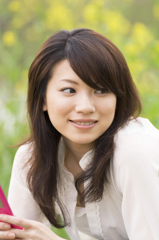 东方人,头发,一个人,坐,笑,摸,微笑,露齿笑,竖图,室外,白天,正面,旅游,度假,植物,亚洲,仅一个年轻女性,仅一个女性,仅一个人,抚摸,阴影,服装,朦胧,模糊,盛开,光线,影子,褐色,花蕾,扭头,注视,休闲装,黄种人,娱乐,花,花瓣,花朵,鲜花,树,树木,衣服,黄色,绿色,白色,阳光,自然,花苞,花蕊,观察,看,转头,享受,休闲,休闲服,放松,服饰,生长,成长,观看,察看,关注,年轻女性,女人,女性,亚洲人,触摸,接触,坐着,半身,彩图