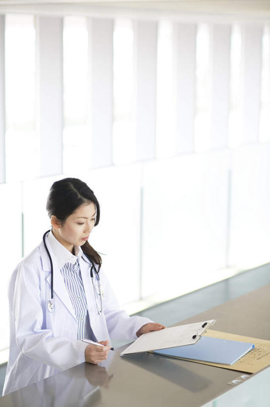 东方人,头发,一个人,医生,坐,笑,摸,微笑,露齿笑,竖图,室内,白天,正面,桌子,亚洲,仅一个年轻女性,仅一个女性,仅一个人,抚摸,握,阴影,条纹,光线,材料,档案,文件,影子,办公桌,墙,拿,拿着,注视,黄种人,墙壁,墙面,黑色,阳光,资料,低头,观察,看,靠,靠着,倚靠,医护人员,医疗人员,握着,观看,察看,倚着,白大褂,关注,文档,年轻女性,女人,女性,亚洲人,大夫,触摸,接触,坐着,半身,彩图