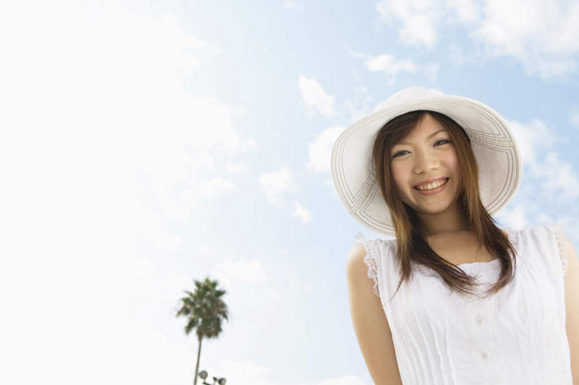 东方人,头发,一个人,站,笑,微笑,露齿笑,横图,室外,白天,仰视,旅游,度假,植物,帽子,亚洲,仅一个年轻女性,仅一个女性,仅一个人,阴影,服装,光线,影子,云,云朵,云彩,注视,休闲装,黄种人,娱乐,树,树木,衣服,蓝色,绿色,白色,黑色,白云,蓝天,天空,阳光,自然,遮阳帽,天,低头,观察,看,站着,享受,休闲,休闲服,放松,服饰,生长,成长,观看,察看,关注,一顶,年轻女性,女人,女性,亚洲人,站立,半身,彩图,低角度拍摄