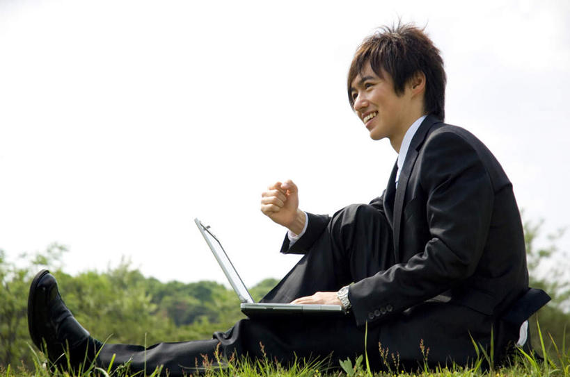 东方人,头发,一个人,商务人士,商务男性,坐,笑,摸,微笑,露齿笑,横图,室外,白天,侧面,衬衫,电脑,笔记本电脑,草地,草坪,植物,亚洲,仅一个男性,仅一个人,抚摸,敲打,握,阴影,套装,光线,网络,影子,领带,注视,黄种人,鼓励,输入,通讯设备,草,树,树木,仅一个年轻男性,蓝色,绿色,黑色,蓝天,天空,阳光,自然,天,打字,观察,加油,看,手势,握拳,打气,握着,生长,晴朗,成长,观看,点击,敲击,察看,无线,关注,鼓舞,通信设备,商务装,无线网络,无线上网,便携式电脑,工薪阶层,万里无云,按键,手提电脑,男人,男性,年轻男性,亚洲人,白领,上班族,晴空,晴空万里,触摸,接触,坐着,彩图,全身,衬衣