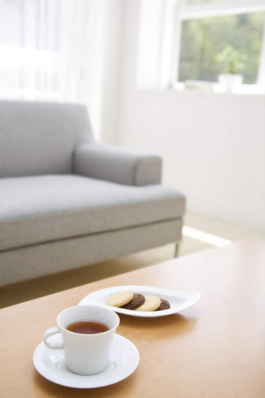 点心,面包,无人,客厅,竖图,俯视,室内,白天,窗户,地板,沙发,桌子,杯子,餐具,切开,阴影,朦胧,模糊,光线,瓷器,碟子,盘,影子,办公桌,墙,食品,面点,咖啡杯,陶瓷制品,地面,木地板,玻璃窗,墙壁,墙面,食物,糕点,阳光,盘子,碟,切,起居室,瓷杯,剖面,布艺沙发,切面,彩图,高角度拍摄