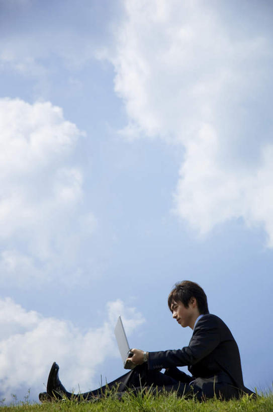 东方人,头发,一个人,商务人士,商务男性,坐,摸,竖图,室外,白天,侧面,衬衫,旅游,度假,电脑,笔记本电脑,草地,草坪,美景,植物,亚洲,仅一个男性,仅一个人,抚摸,敲打,阴影,套装,光线,网络,影子,景观,云,云朵,领带,云彩,注视,黄种人,娱乐,输入,通讯设备,草,仅一个年轻男性,蓝色,绿色,黑色,白云,蓝天,天空,阳光,自然,天,打字,观察,看,享受,休闲,景色,放松,观看,点击,一台,敲击,察看,无线,关注,自然风光,通信设备,商务装,无线网络,无线上网,便携式电脑,工薪阶层,按键,手提电脑,男人,男性,年轻男性,亚洲人,白领,上班族,触摸,接触,坐着,彩图,全身,衬衣