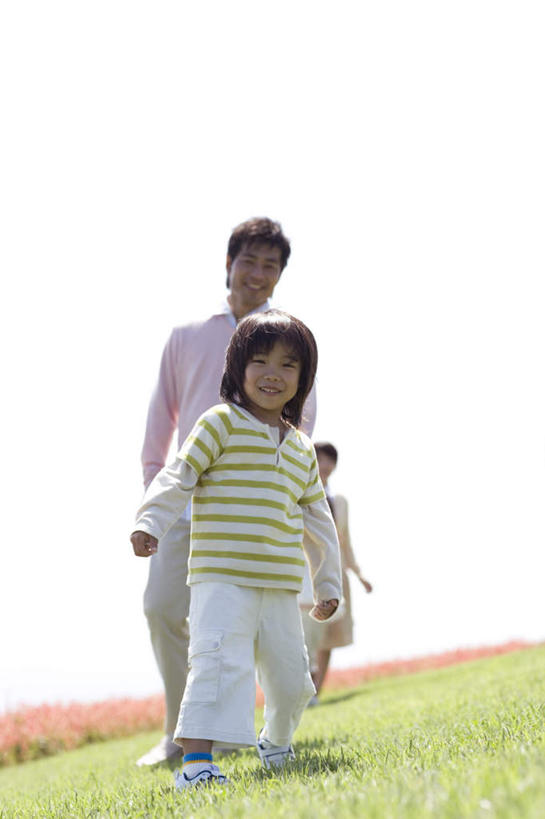 东方人,儿童,头发,三个人,家庭,夫妻,母亲,父亲,儿子,站,走,笑,微笑,露齿笑,竖图,室外,白天,仰视,爱情,旅游,度假,游戏,纯洁,草地,草坪,植物,亚洲,一排,阴影,条纹,服装,整齐,盛开,光线,影子,云,云朵,浪漫,玩,花蕾,云彩,注视,休闲装,黄种人,娱乐,草,花,花瓣,花朵,鲜花,排列,小孩,衣服,黄色,蓝色,绿色,黑色,白云,蓝天,天空,阳光,天,花苞,花蕊,观察,看,站着,享受,休闲,温暖,温馨,父子,母子,三口之家,一家人,休闲服,恩爱,放松,父爱,可爱,母爱,童年,童趣,恋人,服饰,观看,活动,和睦,察看,队列,发泄,关注,消遣,智力,童真,烂漫,无邪,宣泄,天真,男孩,男人,男性,年轻男性,年轻女性,女人,女性,亚洲人,孩子,年轻人,夫妇,情侣,步行,散步,玩耍,嬉戏,站立,走路,彩图,低角度拍摄,全身,伴侣,融洽,男生