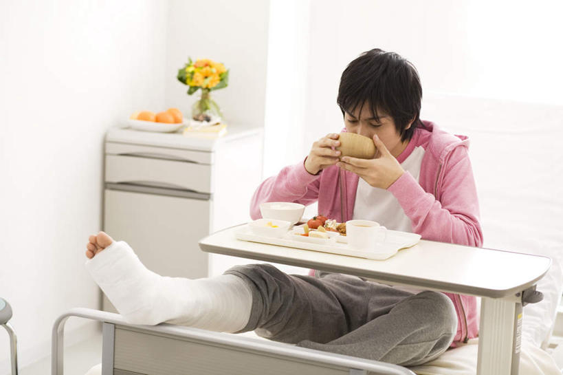 米饭,东方人,头发,一个人,医院,坐,捧,横图,俯视,室内,白天,植物,餐桌,窗户,床,柜子,桌子,蔬菜,西红柿,亚洲,仅一个男性,仅一个人,喝,握,阴影,服装,新鲜,光线,盆栽,影子,墙,食品,床单,盆景,饭,拿,拿着,抬腿,注视,休闲装,黄种人,被子,玻璃窗,墙壁,墙面,食物,仅一个年轻男性,衣服,粉色,绿色,黑色,阳光,自然,低头,观察,看,休闲,休闲服,握着,服饰,单人床,有机食品,绿色食品,生长,成长,餐台,观看,五谷,察看,被单,关注,医疗机构,男人,男性,年轻男性,亚洲人,樱桃番茄,圣女果,番茄,端,端着,捧着,手捧,坐着,半身,彩图,高角度拍摄,病院,诊所