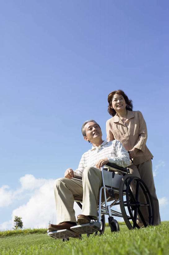 东方人,头发,两个人,家庭,夫妻,站,坐,推,笑,摸,微笑,露齿笑,竖图,室外,白天,正面,爱情,草地,草坪,植物,亚洲,抚摸,握,阴影,服装,光线,工具,影子,云,云朵,浪漫,云彩,注视,休闲装,黄种人,草,衣服,蓝色,绿色,白色,黑色,白云,蓝天,天空,阳光,轮椅,天,复健,观察,看,靠,靠着,倚靠,站着,休闲,康复,温暖,温馨,一家人,休闲服,器械,恩爱,握着,恋人,服饰,观看,和睦,察看,医疗设备,倚着,关注,医疗器械,医疗工具,辅助设备,老年男性,老年女性,男人,男性,女人,女性,亚洲人,夫妇,情侣,触摸,接触,站立,坐着,彩图,全身,伴侣,融洽