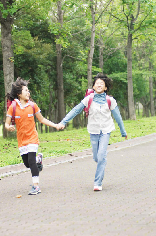 东方人,儿童,头发,两个人,伙伴,朋友,站,走,握手,笑,摸,微笑,露齿笑,竖图,室外,白天,正面,友谊,纯洁,草地,草坪,植物,道路,路,亚洲,抚摸,阴影,服装,光线,包,书包,影子,小路,交通,注视,休闲装,黄种人,草,树,树木,两个,小孩,衣服,粉色,黄色,绿色,黑色,阳光,自然,背包,观察,看,站着,休闲,休闲服,可爱,童年,童趣,服饰,乡间小路,生长,成长,观看,察看,关注,童真,烂漫,无邪,天真,友情,男孩,男人,男性,女孩,女人,女性,亚洲人,步行,触摸,接触,拉手,散步,手拉手,手握手,站立,走路,彩图,全身,双肩包,男生,女生