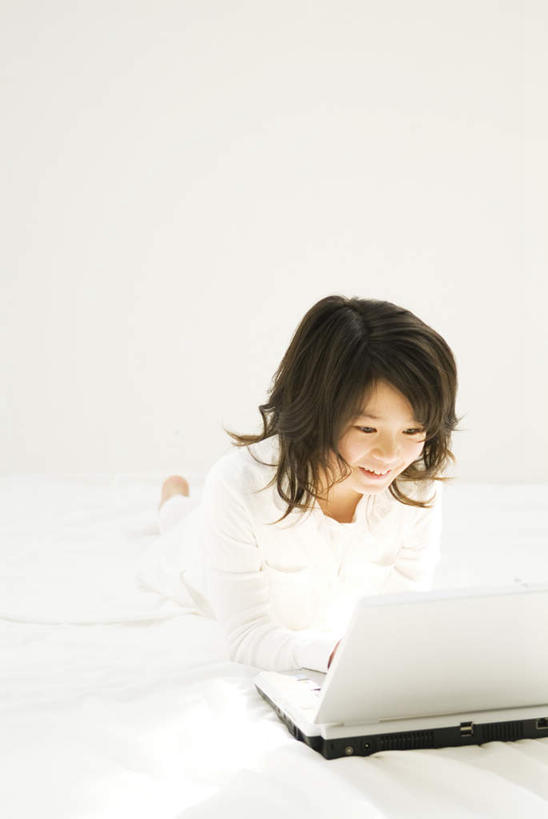 东方人,头发,一个人,笑,摸,微笑,露齿笑,竖图,室内,白天,正面,电脑,笔记本电脑,床,卧室,亚洲,仅一个年轻女性,仅一个女性,仅一个人,抚摸,敲打,阴影,服装,光线,网络,影子,墙,床单,注视,休闲装,黄种人,输入,通讯设备,被子,墙壁,墙面,衣服,白色,黑色,阳光,打字,低头,观察,看,趴着,休闲,休闲服,服饰,单人床,观看,点击,一台,敲击,察看,无线,被单,关注,通信设备,无线网络,无线上网,便携式电脑,按键,手提电脑,年轻女性,女人,女性,亚洲人,触摸,接触,趴,半身,彩图,睡房,卧房