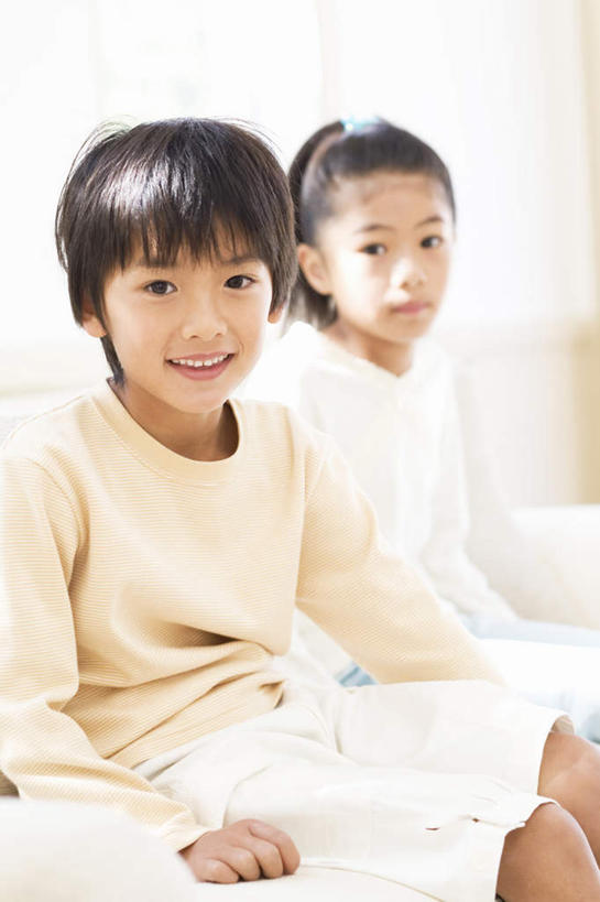 东方人,儿童,头发,两个人,伙伴,朋友,客厅,坐,笑,摸,微笑,露齿笑,竖图,室内,白天,正面,友谊,纯洁,沙发,亚洲,撑,抚摸,阴影,服装,光线,影子,墙,扭头,注视,休闲装,黄种人,墙壁,墙面,小孩,衣服,黄色,黑色,阳光,观察,看,靠,靠着,倚靠,转头,休闲,休闲服,可爱,童年,童趣,服饰,观看,察看,起居室,撑着,倚着,关注,布艺沙发,童真,烂漫,无邪,天真,友情,男孩,男人,男性,女孩,女人,女性,亚洲人,触摸,接触,坐着,半身,彩图,男生,女生