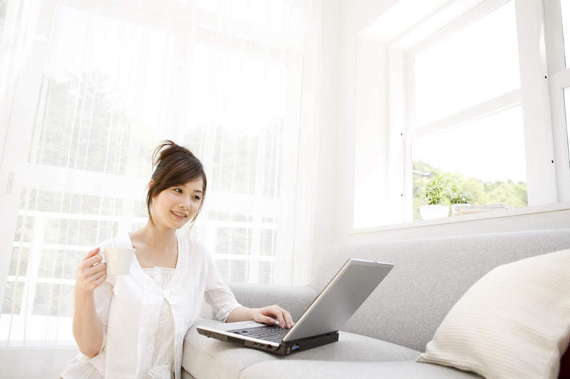 东方人,头发,一个人,客厅,坐,笑,摸,微笑,露齿笑,横图,室内,白天,正面,电脑,笔记本电脑,窗户,落地窗,沙发,亚洲,仅一个年轻女性,仅一个女性,仅一个人,抚摸,敲打,阴影,服装,光线,网络,影子,墙,注视,休闲装,黄种人,输入,通讯设备,玻璃窗,墙壁,墙面,衣服,白色,黑色,阳光,打字,低头,观察,看,休闲,休闲服,服饰,观看,点击,敲击,察看,无线,起居室,关注,通信设备,无线网络,布艺沙发,无线上网,便携式电脑,按键,手提电脑,年轻女性,女人,女性,亚洲人,触摸,接触,坐着,半身,彩图