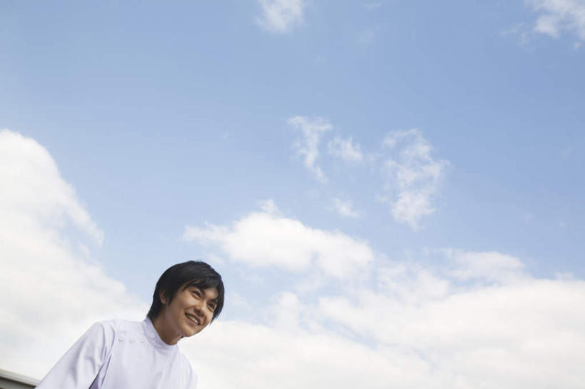 东方人,头发,一个人,站,笑,微笑,露齿笑,横图,室外,白天,仰视,旅游,度假,亚洲,仅一个男性,仅一个人,阴影,服装,光线,影子,云,云朵,云彩,注视,休闲装,黄种人,娱乐,仅一个年轻男性,衣服,蓝色,白色,黑色,白云,蓝天,天空,阳光,天,观察,看,站着,享受,休闲,休闲服,放松,服饰,观看,察看,关注,男人,男性,年轻男性,亚洲人,站立,半身,彩图,低角度拍摄