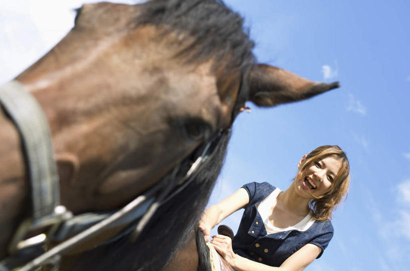 东方人,头发,一个人,坐,摸,横图,室外,白天,仰视,旅游,度假,马,野生动物,亚洲,仅一个年轻女性,仅一个女性,仅一个人,抚摸,阴影,服装,光线,影子,云,云朵,云彩,注视,休闲装,黄种人,娱乐,一匹,骑,衣服,黄色,蓝色,白云,蓝天,天空,阳光,动物,天,低头,观察,看,张嘴,享受,休闲,休闲服,放松,运输,服饰,牲畜,观看,察看,关注,张大嘴巴,年轻女性,女人,女性,亚洲人,张开嘴,触摸,接触,坐着,半身,彩图,低角度拍摄
