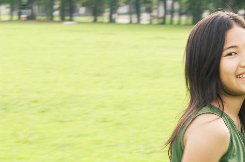 东方人,头发,一个人,站,笑,微笑,露齿笑,横图,室外,白天,侧面,旅游,度假,草地,草坪,美景,植物,道路,路,亚洲,仅一个年轻女性,仅一个女性,仅一个人,阴影,服装,光线,影子,景观,小路,交通,扭头,注视,休闲装,黄种人,娱乐,草,树,树木,衣服,绿色,黑色,阳光,自然,观察,看,站着,转头,享受,休闲,休闲服,景色,放松,服饰,乡间小路,生长,成长,观看,察看,关注,自然风光,年轻女性,女人,女性,亚洲人,长发,站立,半身,彩图