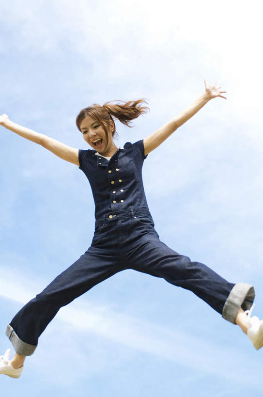 东方人,头发,一个人,跳,举,伸展双臂,笑,微笑,露齿笑,竖图,室外,白天,仰视,亚洲,仅一个年轻女性,仅一个女性,仅一个人,阴影,光线,影子,云,云朵,褐色,半空,云彩,注视,黄种人,蓝色,白云,蓝天,天空,阳光,天,低头,观察,看,托,张嘴,观看,察看,喊叫,呼喊,关注,张大嘴巴,年轻女性,女人,女性,亚洲人,张开嘴,敞开双臂,举起,举手,举着,伸开双臂,跳跃,向上举,向上伸,向上托,展开双肩,张开手臂,张开双臂,半身,彩图,低角度拍摄,运动装