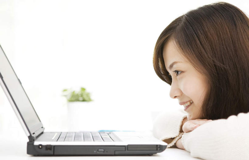 东方人,头发,一个人,笑,微笑,露齿笑,横图,室内,特写,白天,侧面,电脑,笔记本电脑,植物,桌子,亚洲,仅一个年轻女性,仅一个女性,仅一个人,服装,网络,盆栽,办公桌,墙,盆景,注视,休闲装,黄种人,通讯设备,墙壁,墙面,衣服,黄色,绿色,白色,自然,低头,观察,看,趴着,休闲,休闲服,服饰,生长,成长,观看,一台,察看,无线,关注,通信设备,无线网络,无线上网,便携式电脑,手提电脑,年轻女性,女人,女性,亚洲人,趴,半身,彩图