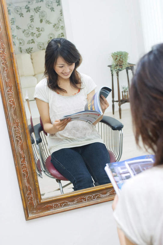 东方人,头发,一个人,客厅,坐,笑,摸,微笑,露齿笑,竖图,室内,白天,植物,窗户,镜子,落地窗,报纸,椅子,亚洲,仅一个年轻女性,仅一个女性,仅一个人,一把,一面,一张,抚摸,握,阴影,服装,光线,信息,盆栽,影子,墙,盆景,拿,拿着,注视,休闲装,黄种人,玻璃窗,墙壁,墙面,背面,衣服,绿色,白色,黑色,阳光,自然,低头,观察,看,靠,靠着,倚靠,休闲,休闲服,握着,服饰,生长,成长,观看,新闻,镜像,察看,起居室,倚着,镜面,关注,年轻女性,女人,女性,亚洲人,触摸,接触,坐着,半身,彩图,报刊