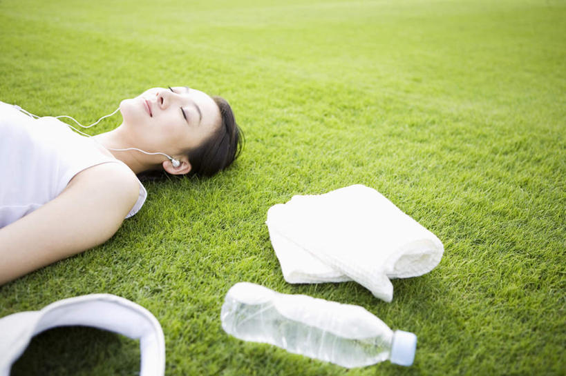 东方人,头发,一个人,躺,闭眼,笑,微笑,露齿笑,横图,俯视,室外,白天,旅游,度假,草地,草坪,美景,水,植物,帽子,亚洲,仅一个年轻女性,仅一个女性,仅一个人,一条,阴影,服装,光线,液体,影子,景观,水滴,休闲装,黄种人,娱乐,草,一个,衣服,绿色,白色,黑色,阳光,自然,瓶子,塑料制品,遮阳帽,毛巾,享受,休闲,休闲服,塑料瓶,景色,放松,服饰,单个,一瓶,自然风光,一顶,卧着,年轻女性,女人,女性,亚洲人,闭眼睛,闭着眼,闭着眼睛,躺着,卧,半身,彩图,高角度拍摄
