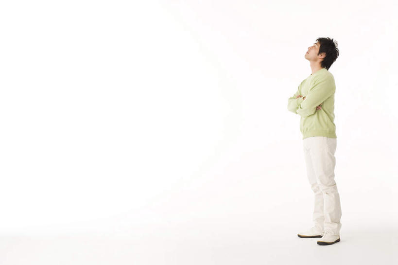 东方人,头发,一个人,站,笑,双手交叉,微笑,露齿笑,横图,室内,白天,白色背景,侧面,亚洲,仅一个男性,仅一个人,阴影,服装,反射,影子,地面,注视,休闲装,黄种人,仅一个年轻男性,衣服,绿色,黑色,观察,看,站着,休闲,休闲服,摄影,服饰,影棚,观看,察看,双手抱胸,关注,男人,男性,年轻男性,亚洲人,抬头,仰头,站立,彩图,全身,影棚拍摄,拍摄