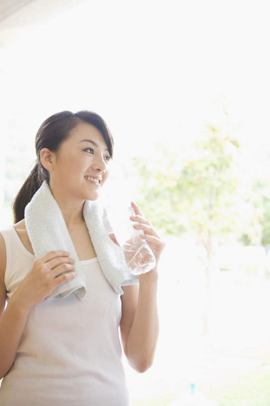 东方人,头发,一个人,站,捧,笑,摸,微笑,露齿笑,竖图,室内,白天,正面,锻炼,运动,植物,窗户,落地窗,杯子,亚洲,仅一个年轻女性,仅一个女性,仅一个人,一条,抚摸,握,阴影,光线,影子,拿,拿着,扭头,注视,黄种人,娱乐,玻璃窗,玻璃制品,树,树木,一个,绿色,白色,黑色,阳光,自然,水杯,毛巾,观察,看,站着,转头,享受,休闲,放松,握着,生长,单个,成长,观看,察看,关注,室内运动,年轻女性,女人,女性,亚洲人,玻璃杯,触摸,端,端着,接触,捧着,手捧,站立,半身,彩图,健身